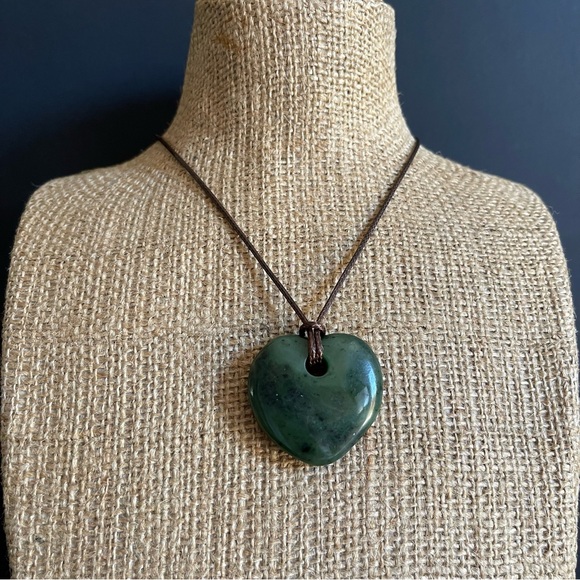 Elegant genuine Chinese nephrite Green jade Heart Pendant Necklace - Picture 1 of 6